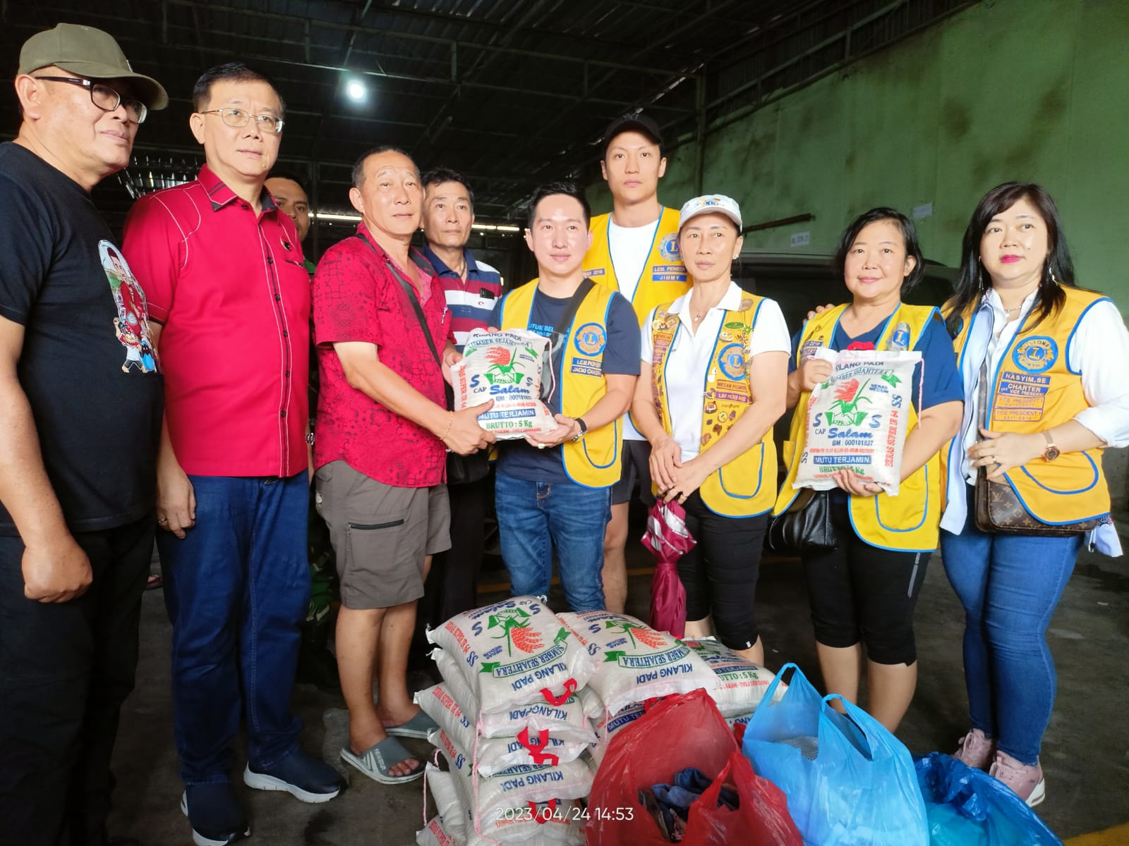 Hasyim Bersama Vice President Lions Club Serahkan Bantuan Sembako Korban Kebakaran di Pulo Brayan