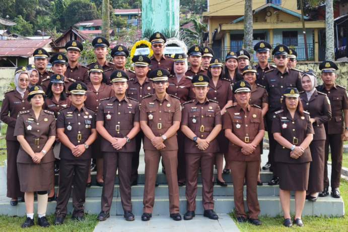 Rangkaian Peringatan HBA Ke-63 dan HUT IAD Ke-23, Kejari Sibolga Ziarah Makam Pahlawan