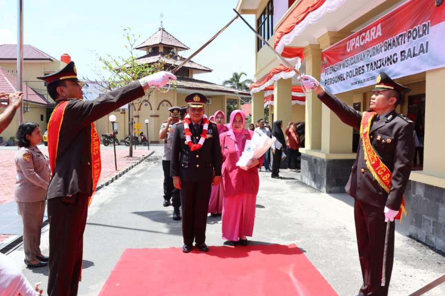 Waka Polres Tanjung Balai Dilepas dengan Tradisi Pedang Pora