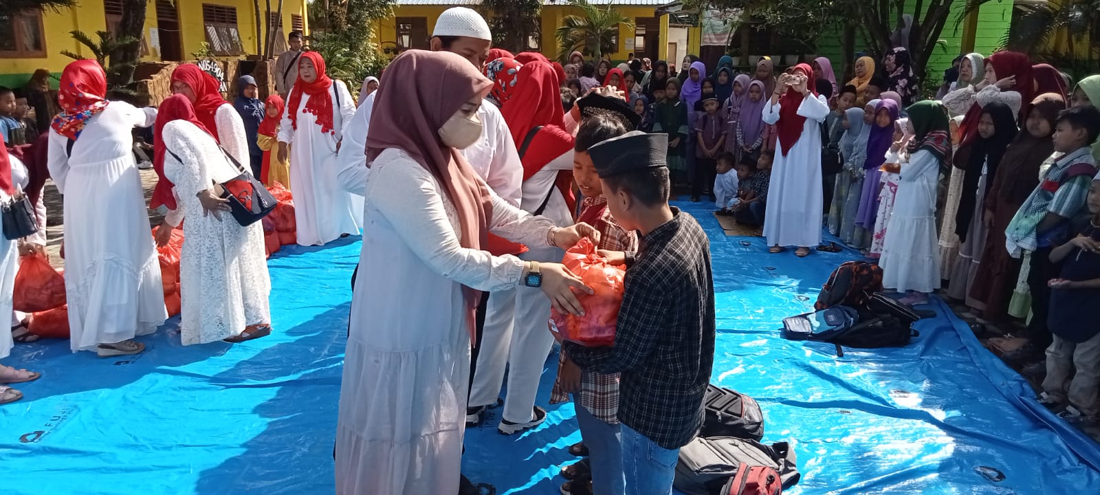 Dalam Rangka Memeriahkan 10 Muharam, Seluruh SD Negeri se-Kecamatan Stabat Memberikan Santunan Kepada Murid Yatim/Piatu