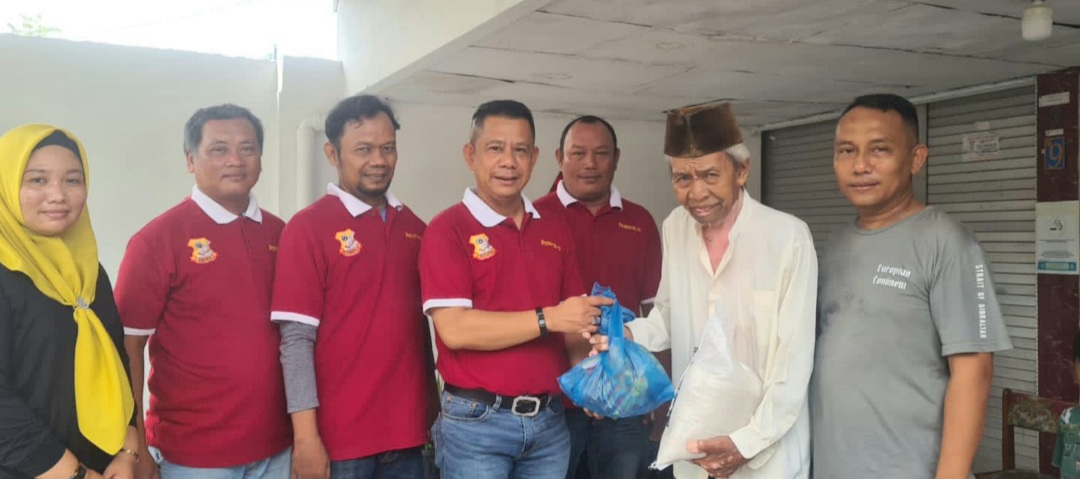 Jumat Barokah, Ketua Pewarta Berbagi Sembako kepada Kaum Duafa