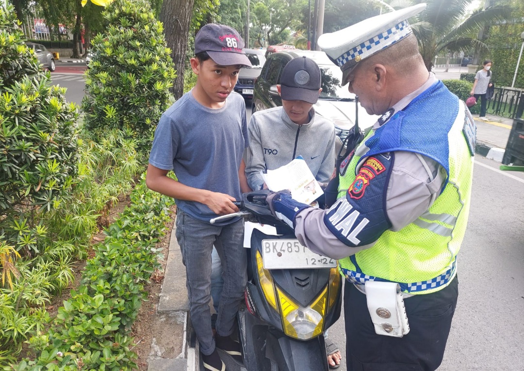Operasi Patuh Toba 2023, Satlantas Bagikan Brosur dan Sticker kepada Pengguna Jalan