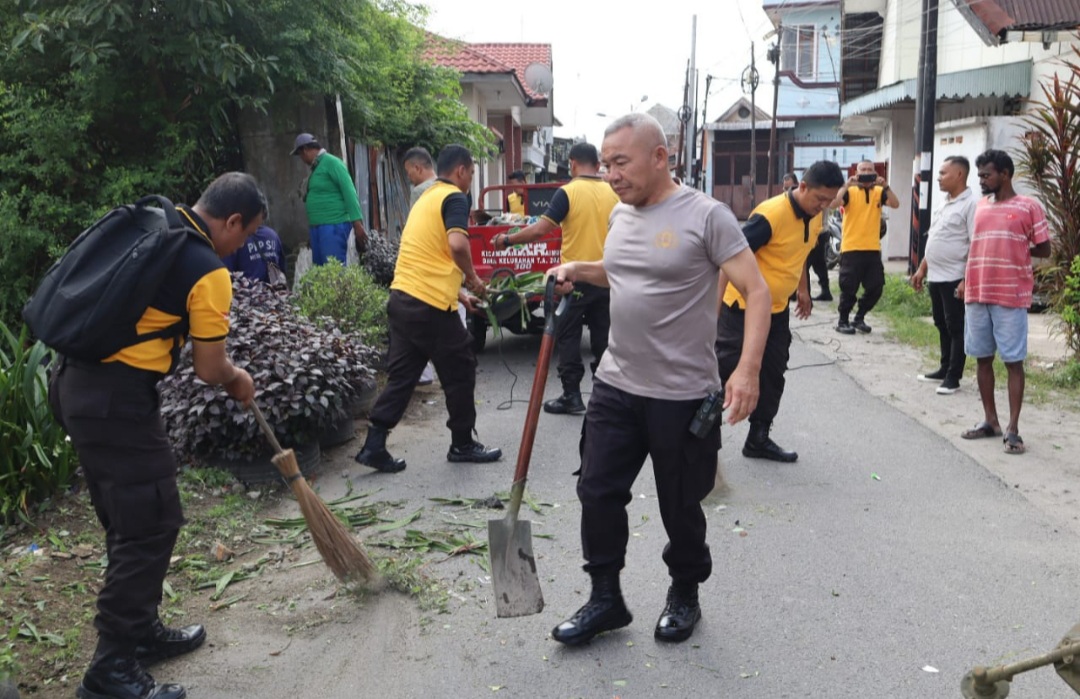 Polrestabes Medan Bersama Warga Gotong Royong Bersihkan Lingkungan