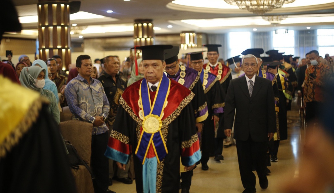 Busyro Muqoddas di Wisuda UMSU: Bangga Ada Mahasiswa Asing