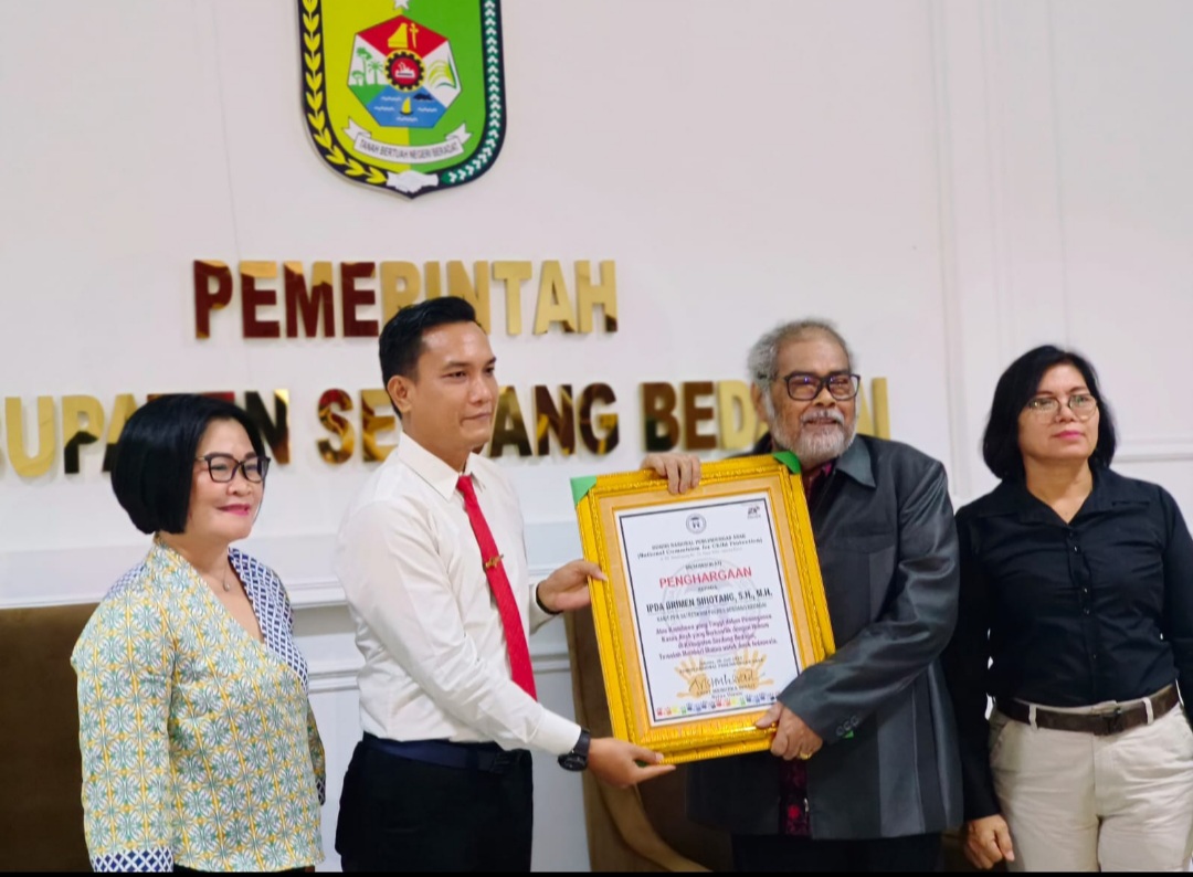 TERIMA PENGHARGAAN. Ketua Komnas Perlindungan Anak, Arist Merdeka Sirait  saat menyerahkan penghargaan kepada Kanit PPA, IPDA Brimen Sihotang SH, MH pada peringatan HAN 2023 di Sergai