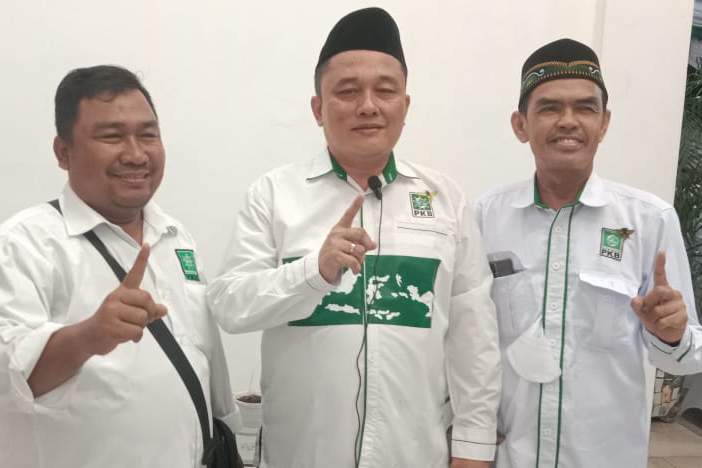 Ketua DPC PKB Kota Medan, Hamdan Simbolon (tengah), diapit Bacaleg DPRD Sumut Aris Harianto Sinurat dan M Amin Bacaleg DPRD Batubara.