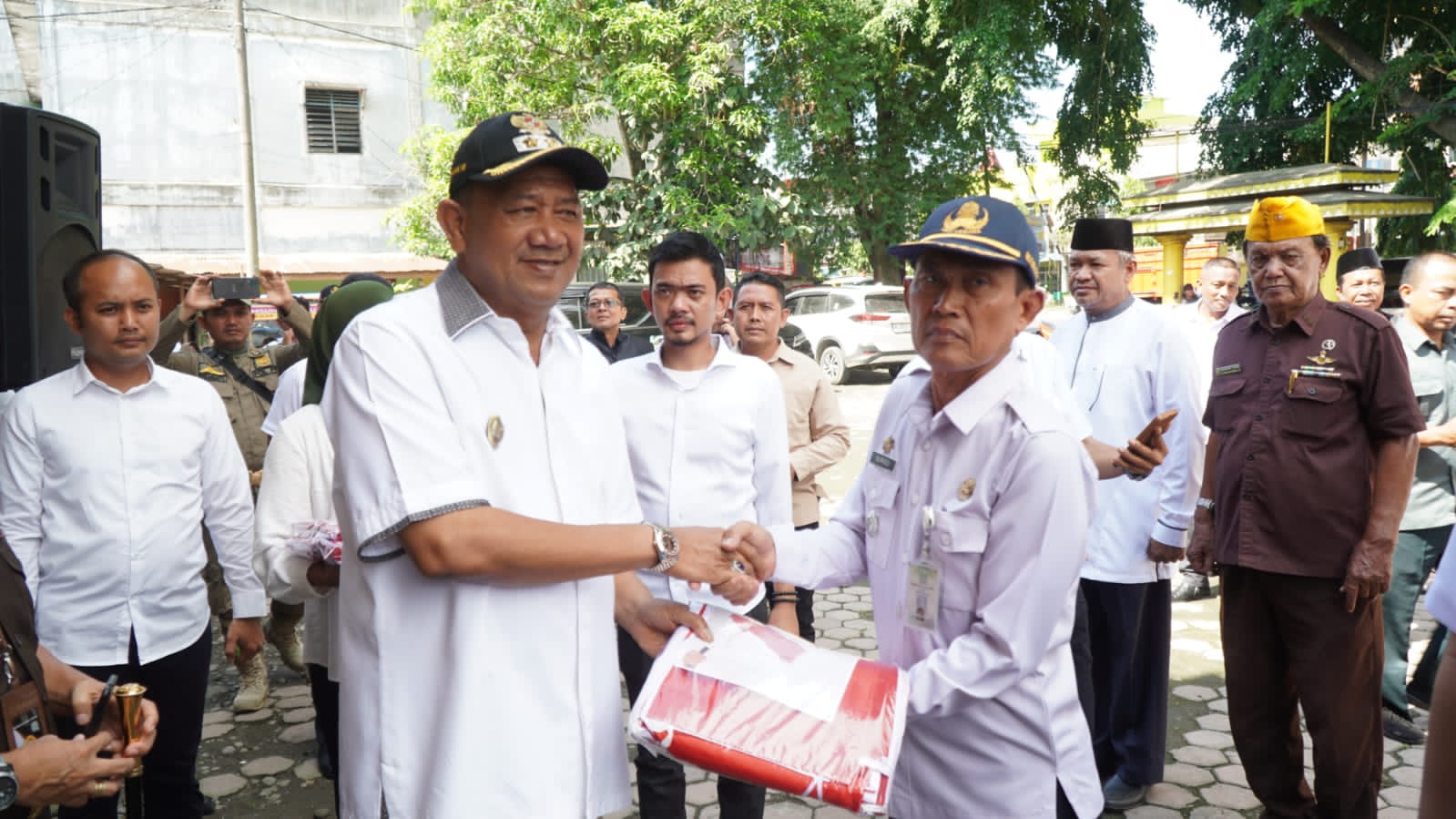 Jelang Hari Kemerdekaan RI, Plt Bupati Langkat Bagikan 10 Juta Bendera Merah Putih