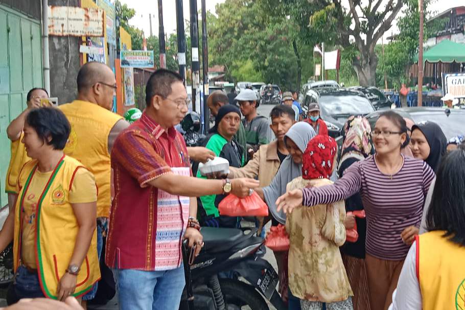 Peringati HUT Dwi Kwan Im, Wong Chun Sen Bersama Permabudhi Sumut dan Magga Bodhi Sejati Bagikan 1000 Paket Makanan