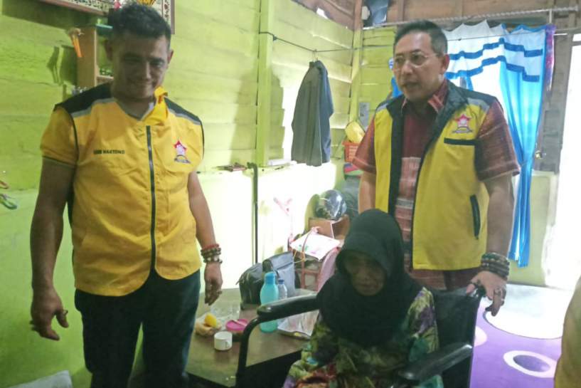 Wong Chun Sen Serahkan Kursi Roda Gratis Kepada Nenek Berusia 92 Tahun di Kutalimbaru