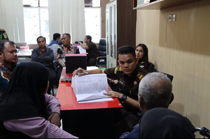 Terkait Kasus Tindak Pidana Korupsi PPKS, Kejaksaan Negeri Langkat Menerima Penyerahan Tersangka & Barang Bukti Dari Penyidik Polres Langkat
