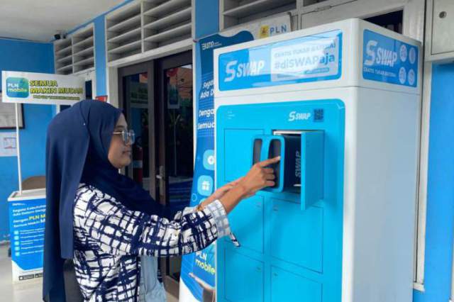 Siti, salah satu pengendara motor listrik sedang melakukan penggantian baterai di lokasi swap poin di PLN ULP Tanjung Morawa, Kabupaten Deli Serdang, Sumatera Utara (15/8).