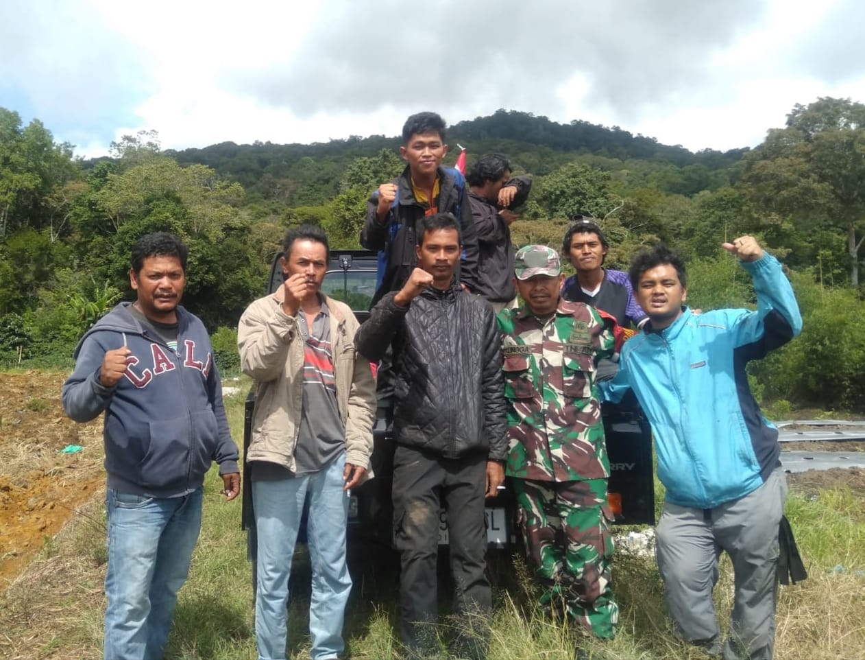 Babinsa Koramil 02/TP Kodim 0205/TK Bantu Pencarian Dua Pendaki Yang Hilang Di Gunung Sibuatan