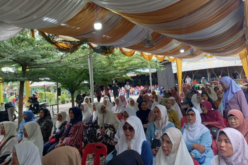 Warga saat menghadiri Sosialisasi Perda ysng dilaksanakan M Afri Rizki Lubis.