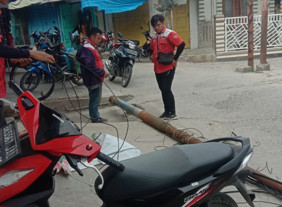 PT Telkom Kec. Kualuh Leidong Mengganti Tiang Penyanggah Kabel Yang Keropos