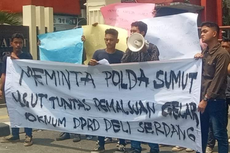 Demo Polda Sumut, Mahasiswa Desak Laporan Dugaan Gelar Palsu Oknum Anggota DPRD Deli Serdang Dituntaskan!