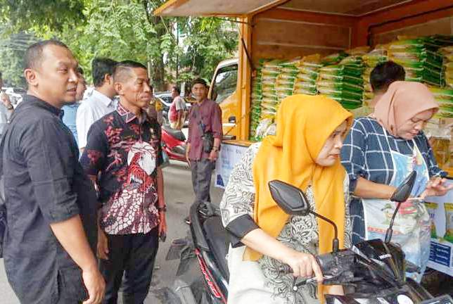 Armada Pasar Murah Keliling yang Diluncurkan Wali Kota Disambut Antusias Masyarakat Kelurahan Petisah Tengah