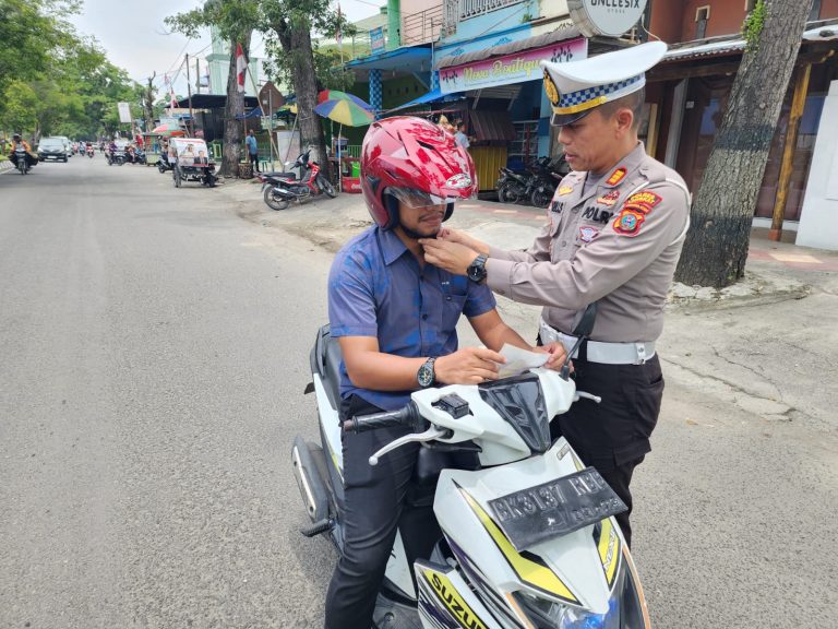Jelang Operasi Zebra, Sat Lantas Polres Langkat Bagikan Helm Gratis