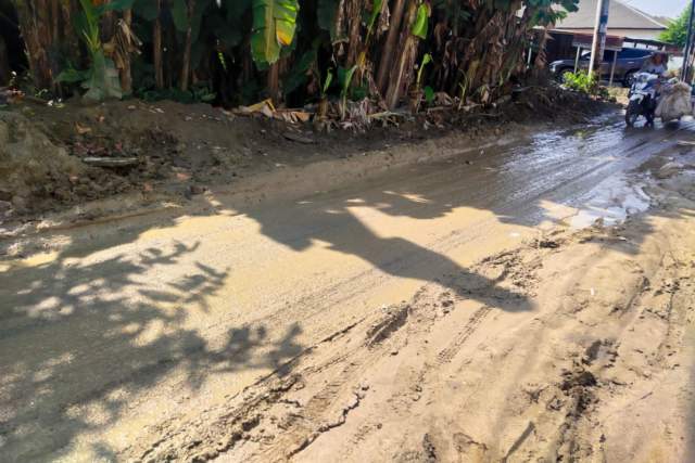 Warga Jermal 17 Keluhkan Kondisi Jalan Pasca Pengerjaan U-Ditch, Harapkan Perhatian Wali Kota