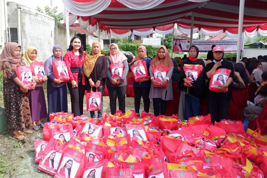 Meryl Saragih Bagikan 1.000 Paket Beras ke Masyarakat