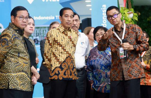 Direktur Utama PLN memaparkan konsep _Accelerated Renewable Energy Development_ pada acara puncak Festival LIKE, Senin, (18/9). Kiri ke kanan: Pramono Anung (Sekretaris Kabinet Indonesia), Puan Maharani (Ketua DPR RI), Joko Widodo (Presiden RI), Luhut Binsar Pandjaitan (Menteri Koordinator Bidang Kemaritiman dan Investasi), Siti Nurbaya Bakar (Menteri Lingkungan Hidup dan Kehutanan), dan Darmawan Prasodjo (Direktur Utama PLN).