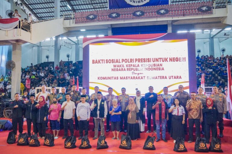 Wakapolri Komjen Pol Agus Didampingi Kapoldasu Dan Walikota Medan Berikan 5000 Sembako Di Gedung Serbaguna