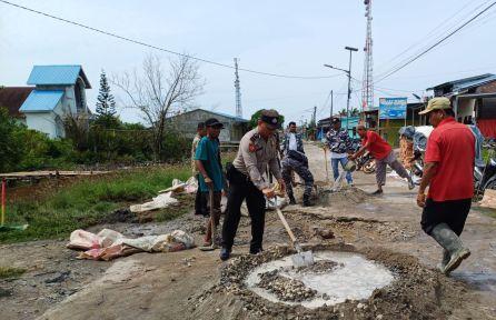 Personel Polsek Kualuh Hilir Bersama Warga Gotong Royong Pengecoran Jalan Berlubang