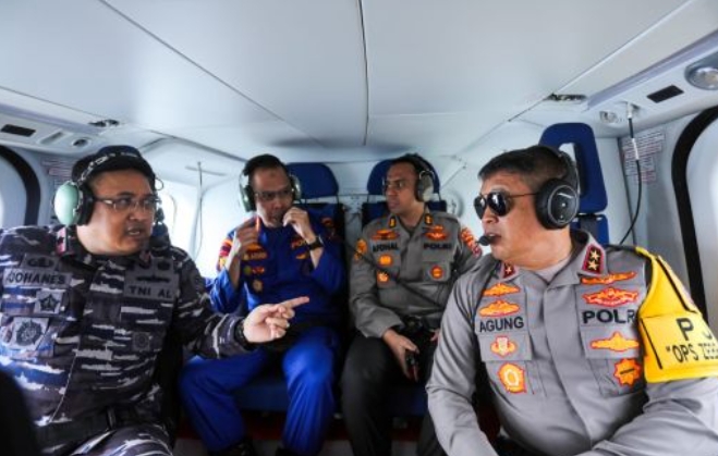Kapolda Sumut Bersama Danlantamal 1 Belawan Patroli Udara