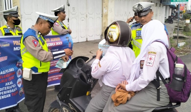 Sat Lantas Polres Labuhanbatu Imbau Pengendara Sepeda Motor Menggunakan Helm SNI