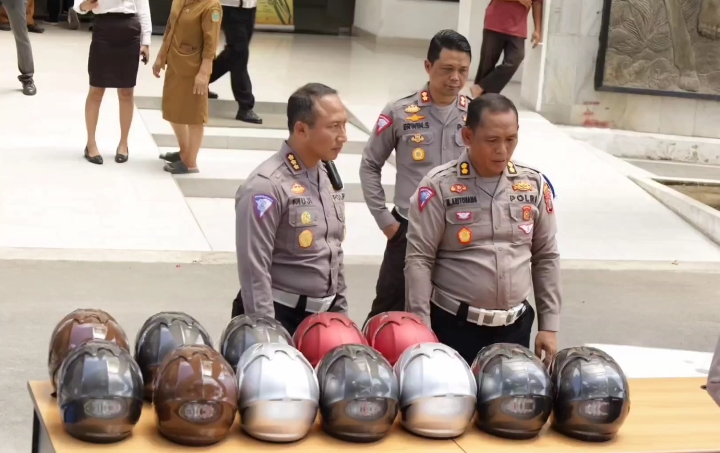 200 Helm SNI Dibagikan Ditlantas Polda Sumut Sama Abang Betor