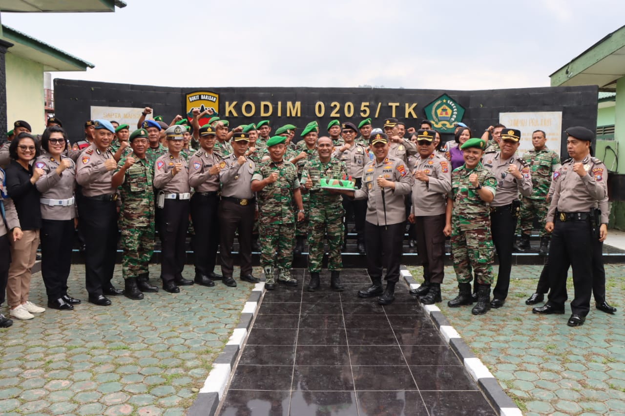 Kapolres Tanah Karo Berikan Surprise Hari Jadi TNI Ke 78 di Kodim 0205 TK Dan Batalyon 125 SMB