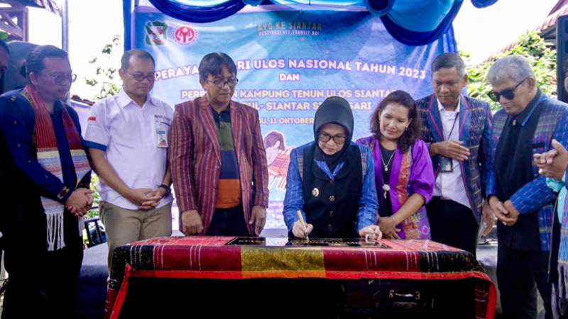 PLN Dukung Pengrajin Ulos Gunakan Mesin Tenun Electric