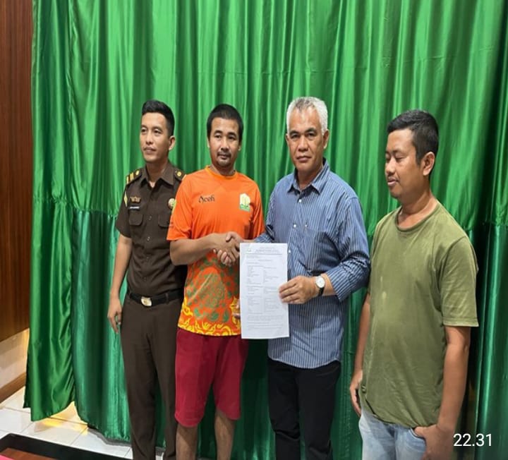 Kejari Langkat Selesaikan Perkara Secara RJ Kasus Pencurian Buah Kelapa Sawit 