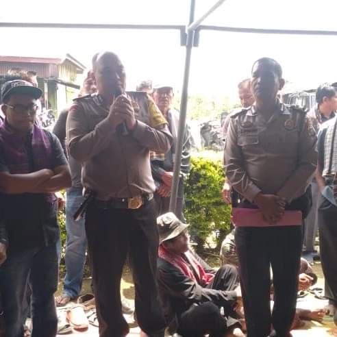 Bentuk Kepedulian, Bhabinkamtibmas Polsek Simpang Empat Melayat ke Rumah Warga Binaan