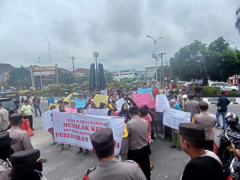 Tak Terima Kampungnya Disebut Markas Narkoba, Warga Bangsal Geruduk Polres Siantar