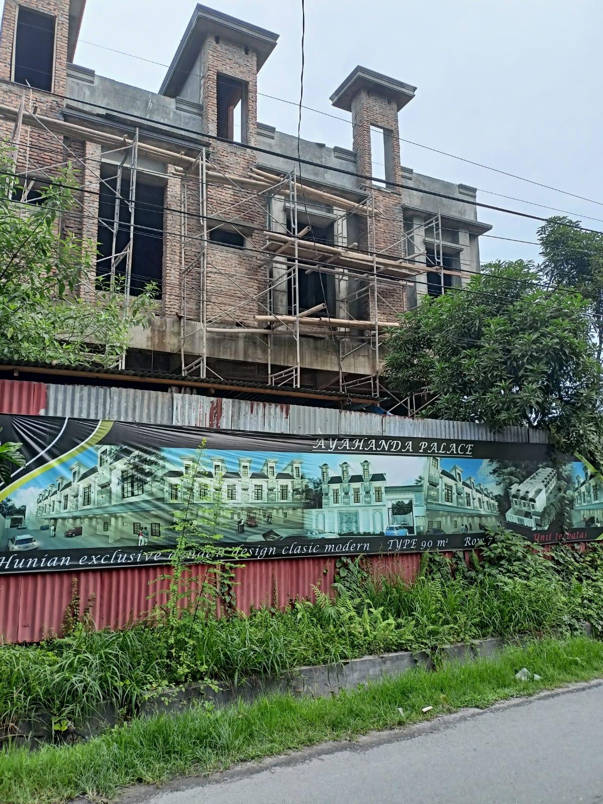 Foto : Bangunan Mewah di Perumahan Ayahanda Palace yang diduga Tanpa PBG berdiri bebas tanpa ada penindakan, Selasa (24/10/23), (ist/forumkeadilansumut.com)