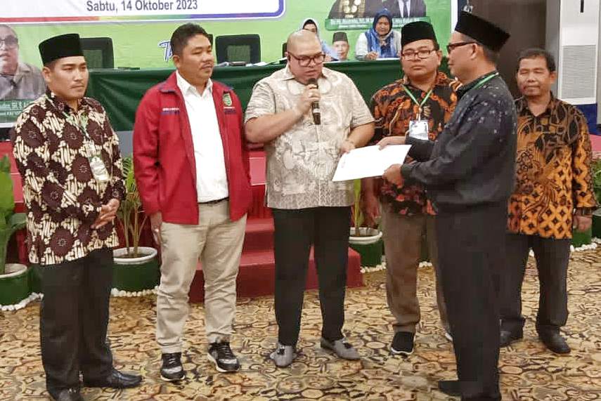 Razman Arif saat menerima mandat memimpin kepengurusan DPF IKA FAI UISU dalam Reuni Akbar dan Musyawarah III IKA FAI UISU yang berlangsung di Hotel Emerald Garden, Jalan KL Yos Sudarso, Sabtu (14/10/23), sore.