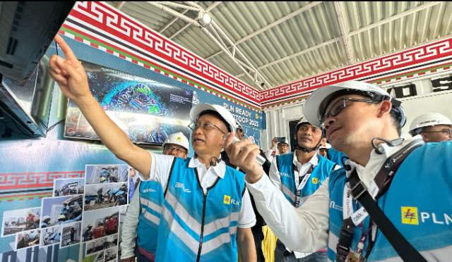 Direktur Distribusi PLN Adi Priyanto (kiri) dan Senior Manager Transmisi dan Distribusi PLN Unit Induk Wilayah NTB, Moh Eryan Saputra saat memonitor kondisi kelistrikan gelaran MotoGP di Sirkuit Mandalika, Lombok Tengah, NTB pada Minggu (15/10).