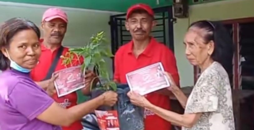 Hendri Duin Serahkan Ribuan Bibit Tanaman Produktif pada Warga