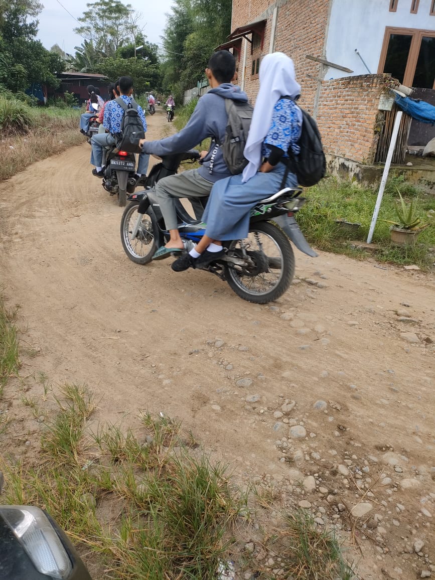 Jalan SMA Negeri 1 Namorambe Tak Kunjung Diaspal, Ratusan Siswa Ancam Duduki Kantor Camat