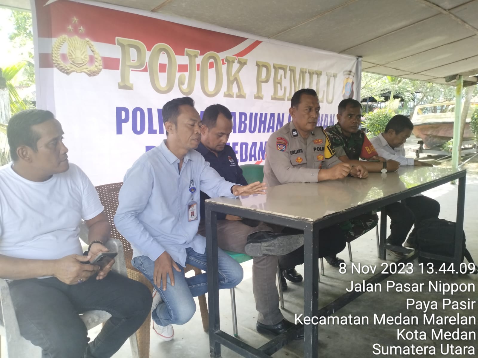 Polsek Medan Labuhan Gelar Pojok Pemilu di Pasar Nippon
