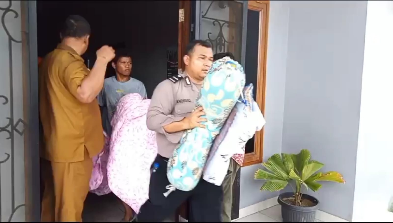 Personil Polres Pelabuhan Belawan Bantu Evakuasi Kebakaran di Kampung Kurnia