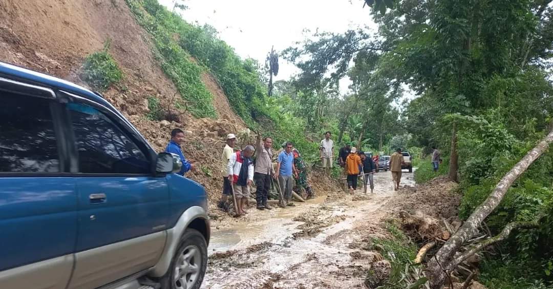 Bersama Masyarakat, Polsek Juhar Bersihkan Material Longsor Di Desa Mbetong