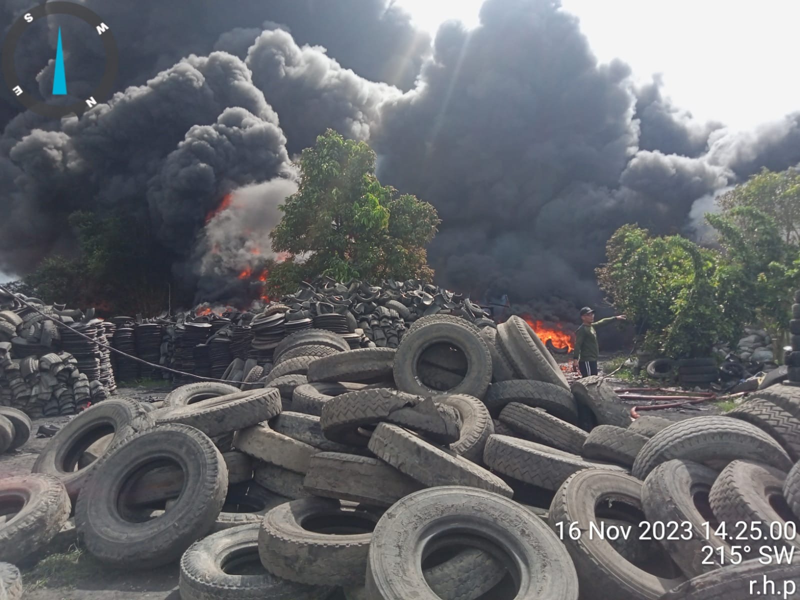 Gudang Ban Bekas di Jalan M Basir Marelan Terbakar
