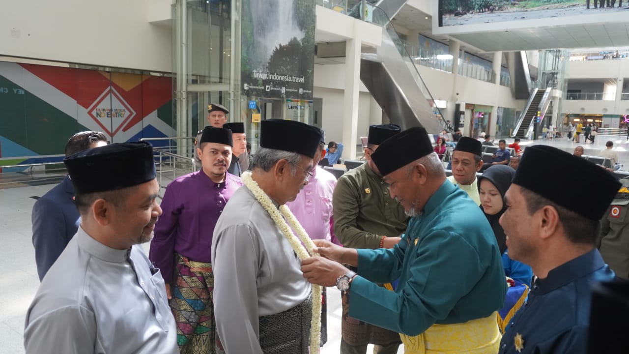 Rombongan Pemkab Langkat Sambut Kedatangan President DMDI di Bandara Kuala Namu