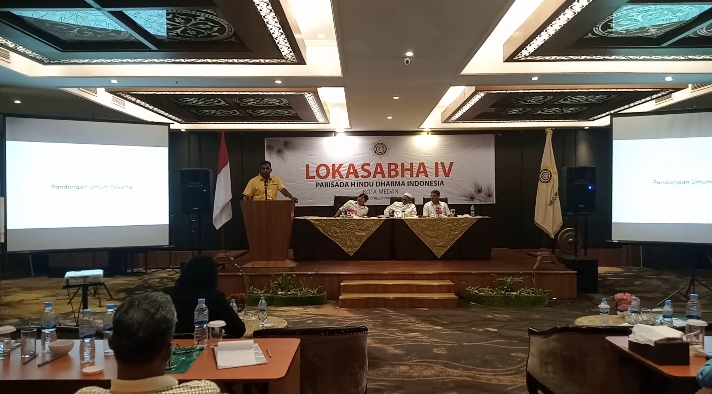Ketua PHDI Sumut Surya saat memberikan kata sambutan di acara Loka Sabha ke IV, di Hotel Polonia Medan.