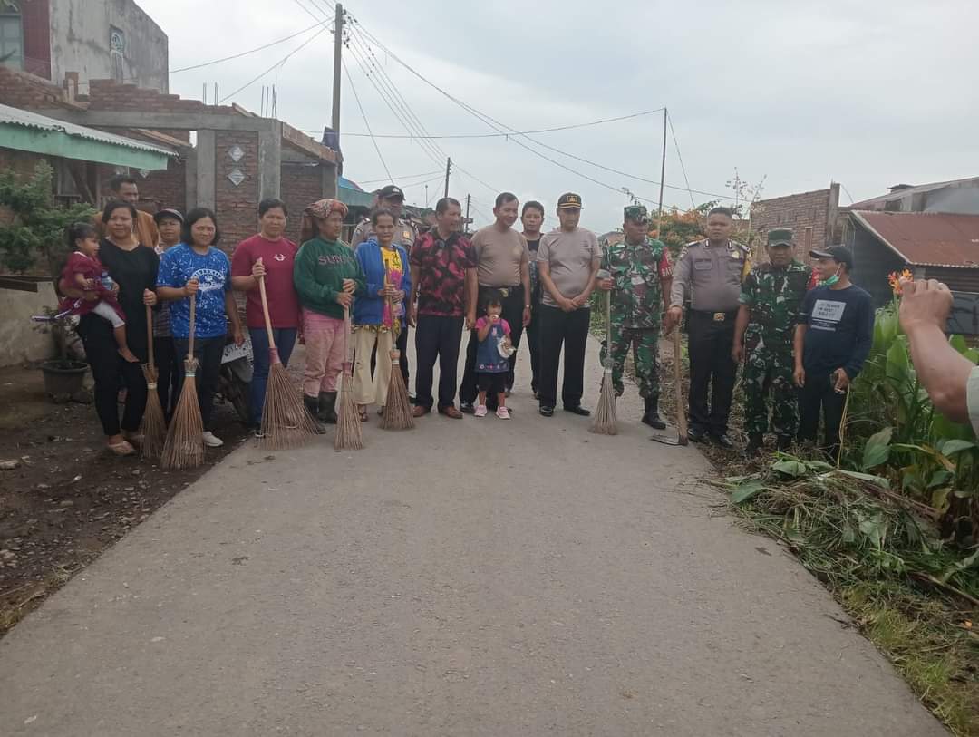 Polsek Simpang Empat Bersama Forkopimca Laksanakan Giat Jumat Bersih