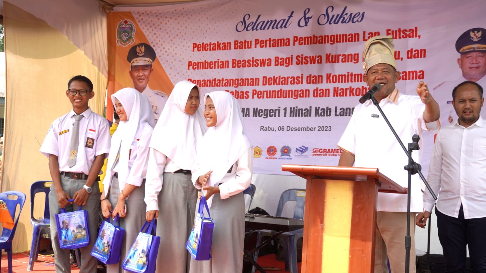 Syah Afandin Hadiri Peletakan Batu Pertama Pembangunan Lapangan Futsal Di SMAN 1 Hinai