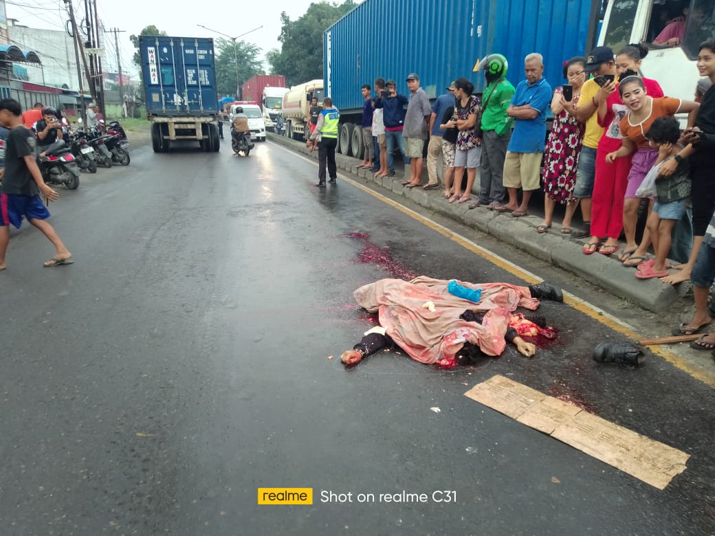 Terjatuh Nabrak Trotoar, Warga Sunggal Remuk Dilindas Truk