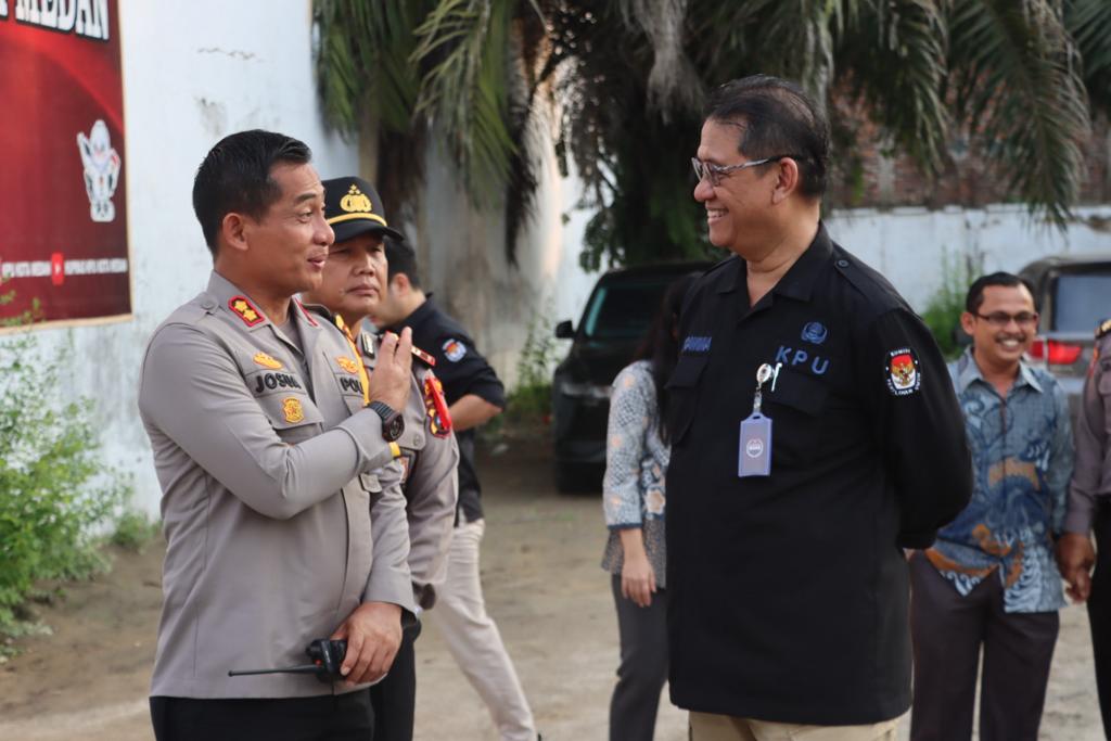 Kapolres Belawan Dan Delegasi KPU RI Lakukan Pengecekan Gudang Logistik KPU