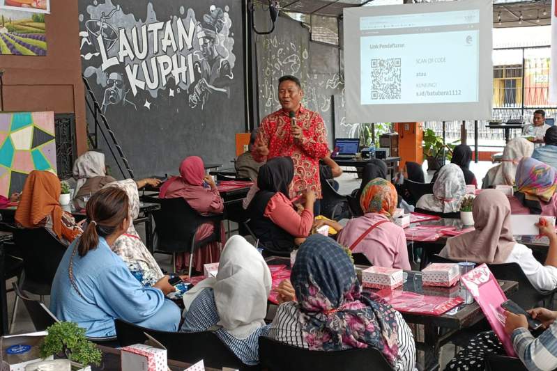Dr Aswan Jaya saat menjadi narasumber pada kegiatan lanjutan pelatihan Literasi Digital bagi masyarakat di Lautan KUPHI, Jalan RA. Kartini Asahan pada Senin (11/12/2023).